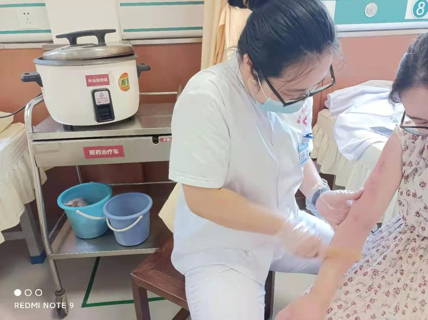 1631232997680873.jpg 翟露露老师在省医践习.jpg