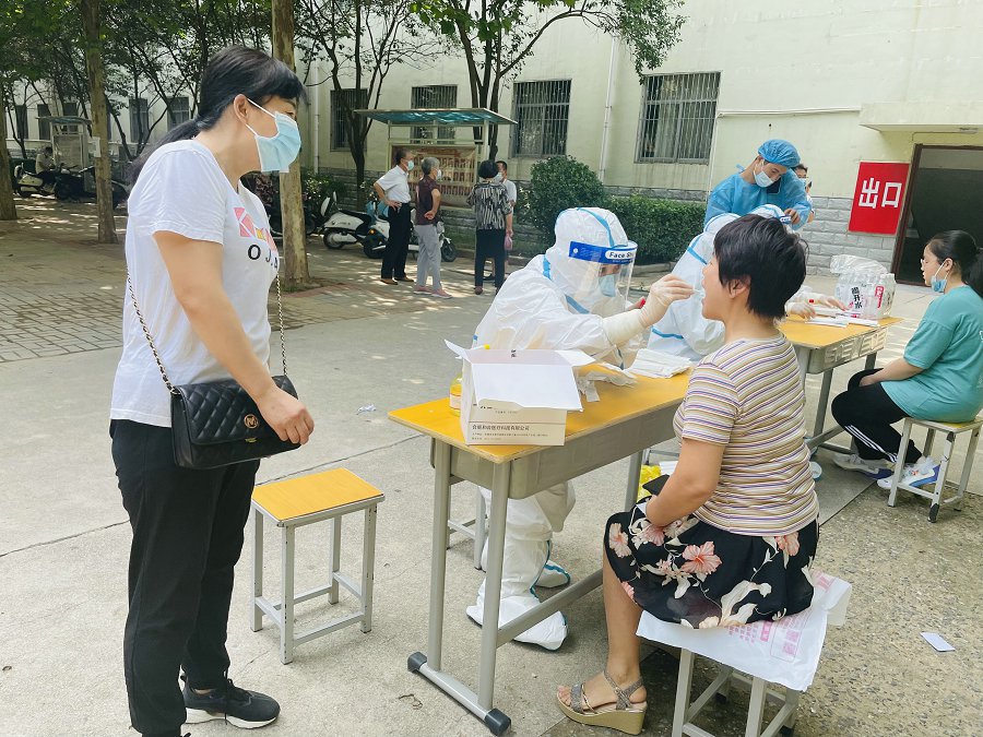 1631233079588492.jpg 李倩倩老师在现场维持秩序.JPG