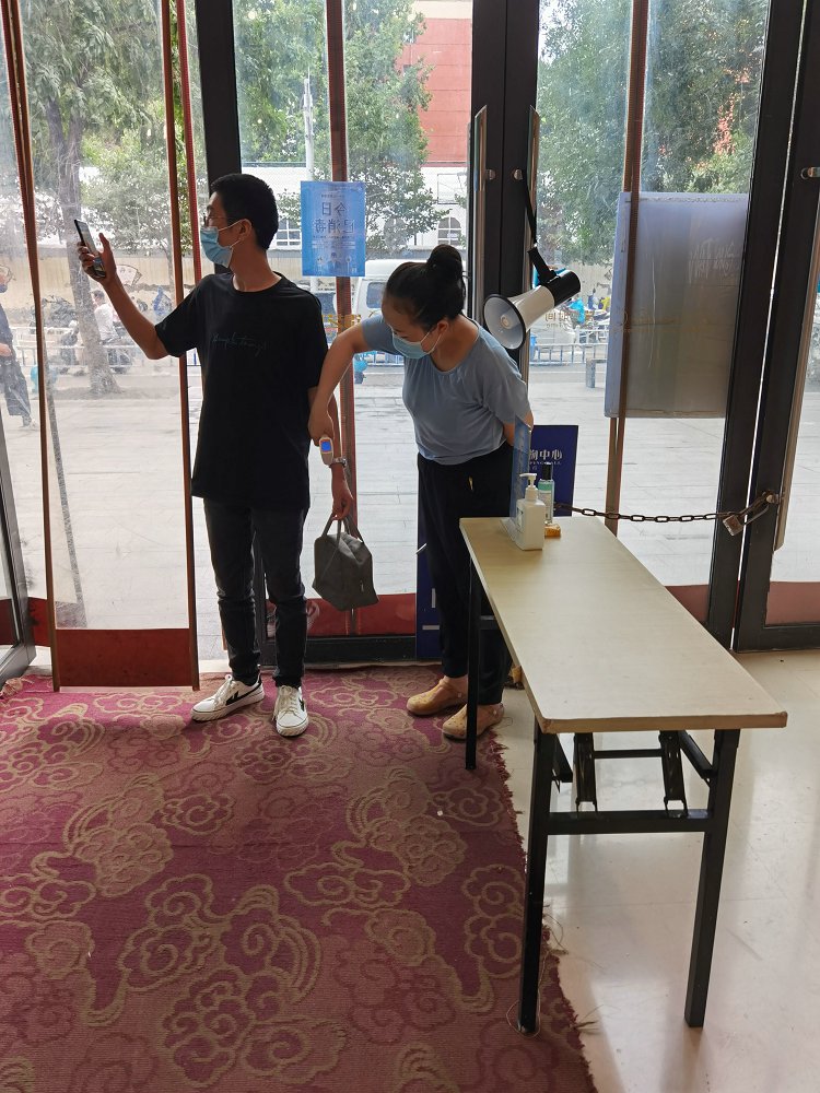 1631233357653350.jpg 辛娟老师在测体温.jpg