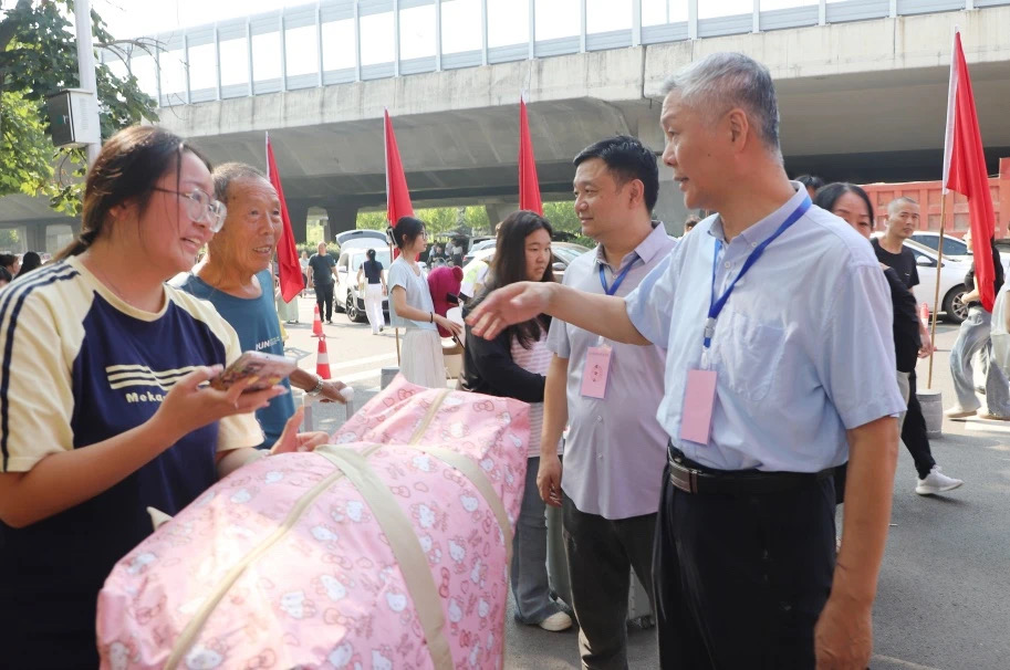 1725280859699249.jpg 4领导与家长交谈.jpg