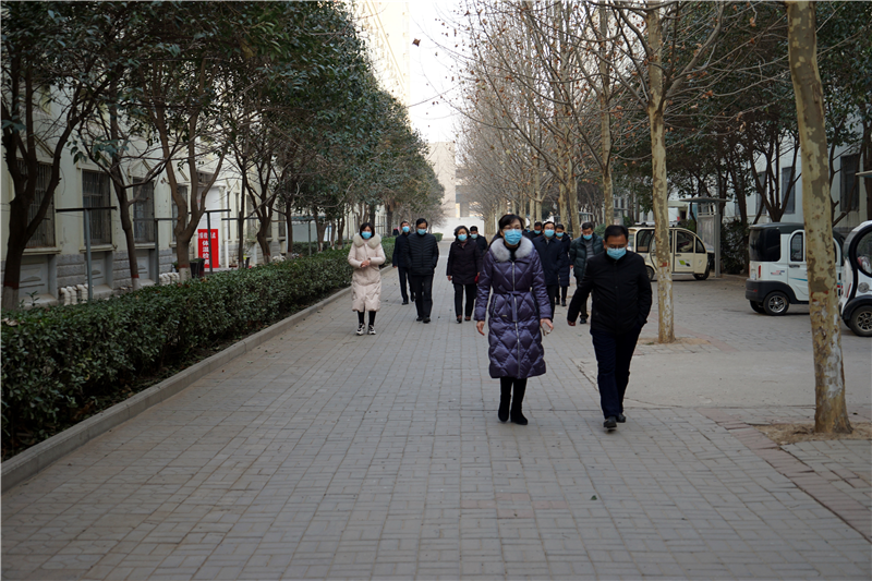 郑州市教育局疫情防控督查组到太阳成检查疫情防控工作