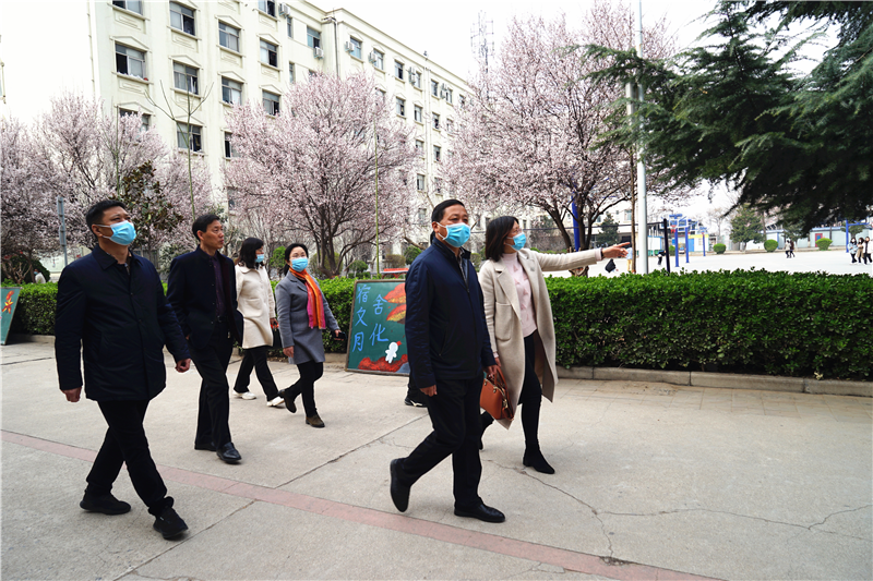 河南省教育厅督导组到太阳成检查指导开学疫情防控工作