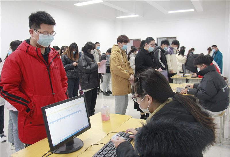 太阳成新密校区开展新冠疫苗加强针接种工作