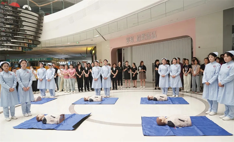 我院深入新密市中强光年城市广场开展心肺复苏急救知识培训