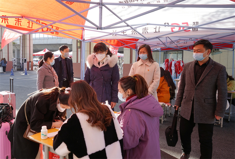 1724063275176147.jpg 领导.jpg