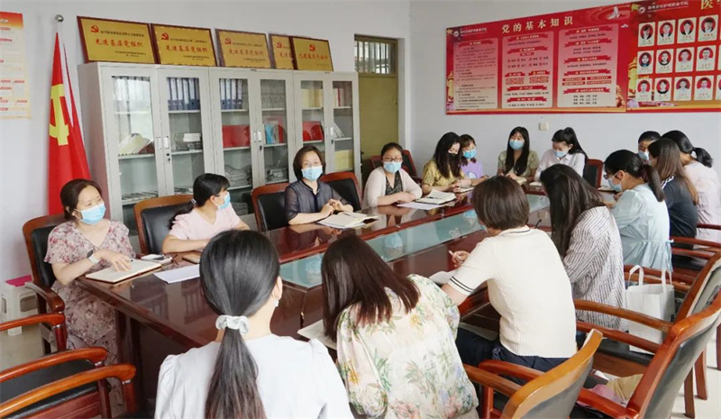 学院党委书记韩爱敏到实验中心和教育系党总支第一支部走访调研