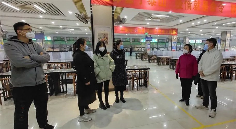 学院领导坚守值班一线 做好校园安全巡查